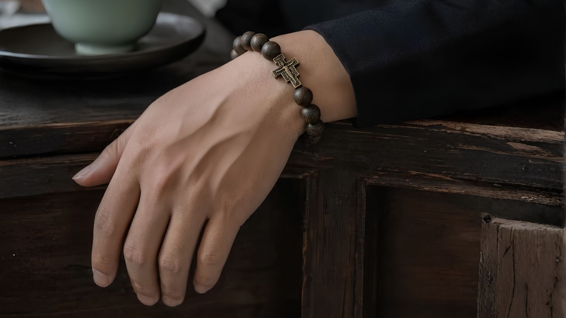 Chiếc vòng gỗ "cụ bà" trên cổ tay cha xứ